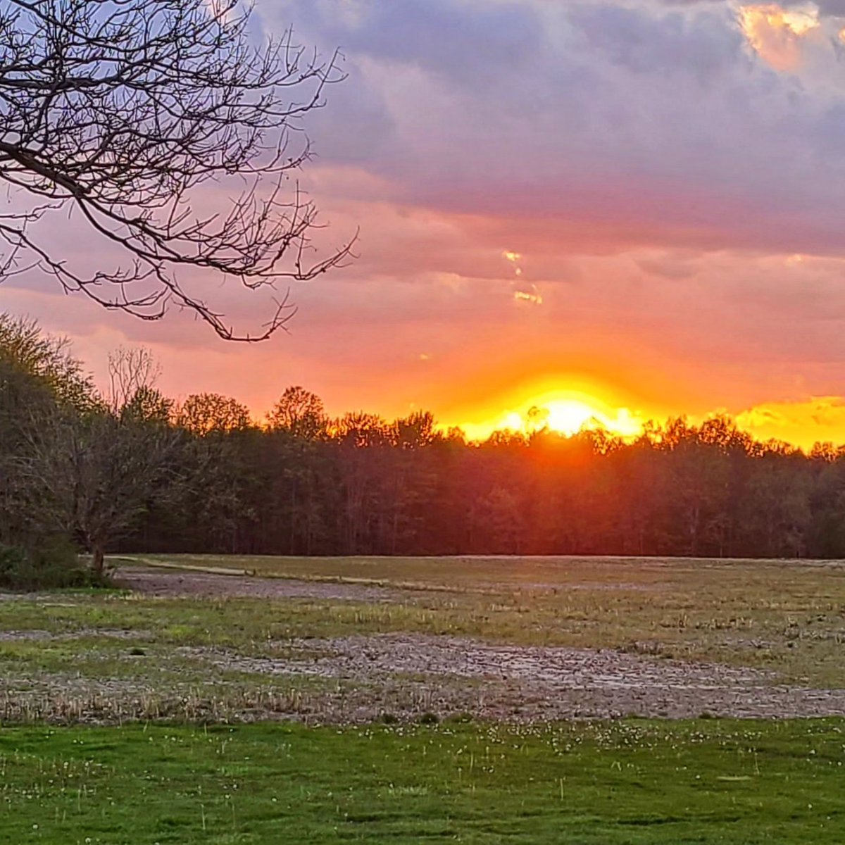 Spectacular sunset in Trumbull County, Ohio tonight. @NWSCLE @EricWFMJ @wkycweather @GarofaloWX @mbartwx #ohwx #sunset