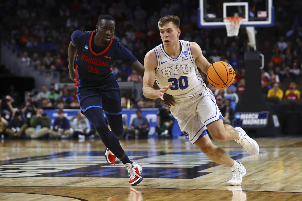 Dallin Hall talks about his decision to return to the @byubasketball team after entering the transfer portal. abc4.com/sports/dallin-…