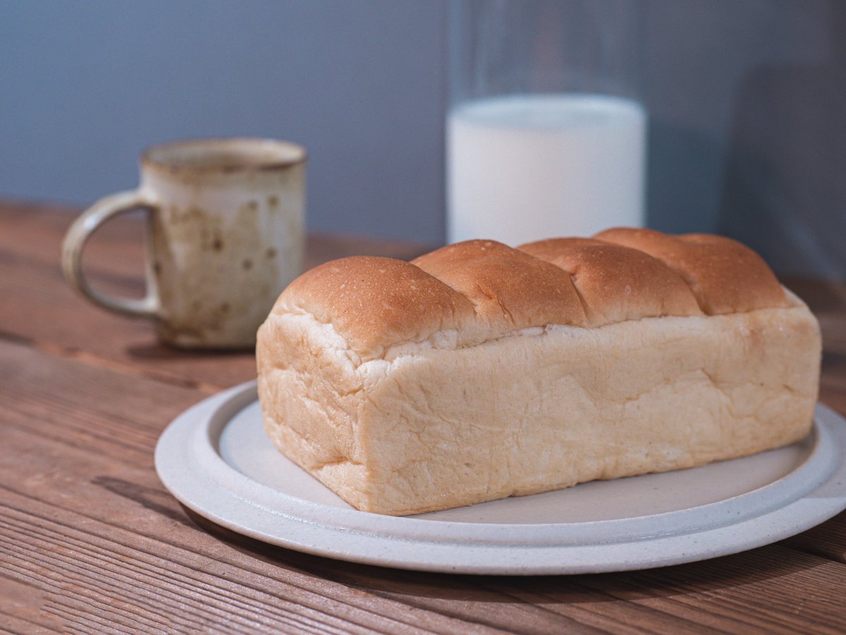 おはようございます☀本日はミルクカスタードクリーム食パンの販売日です🐄ミルク感たっぷりの濃厚な味わいで、温めると中のクリームがトロッととろけて絶品です💛コーヒーとご一緒にいかがでしょうか？木曜日〜土曜日まで数量限定販売です🍞 linktr.ee/takasho_htk