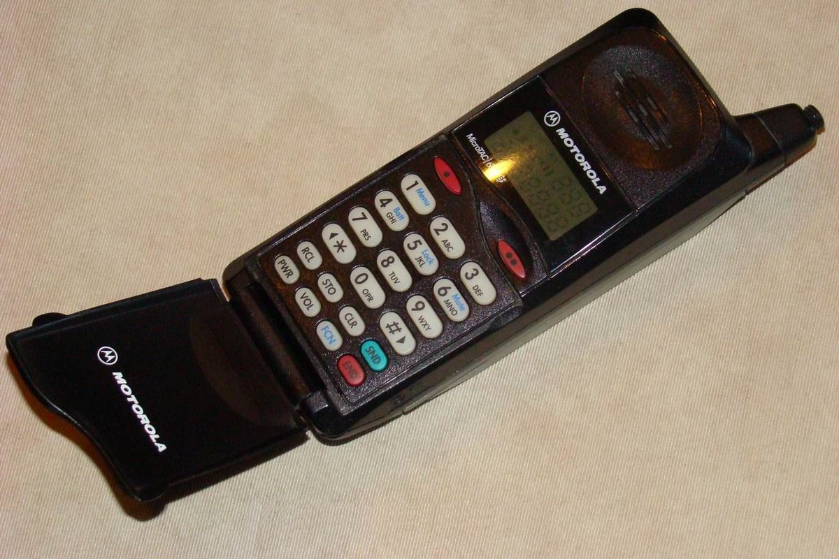 #GranHermano Desempolvé el Motorola de mi abuelo para empezar a usarlo hoy mismo. MARTIN AL 9009