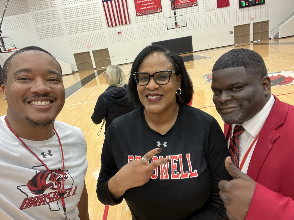 Ahhhh Happy National Principal Day to @CSOSUAVE17! Thank you for your constant support! We appreciate you and are lucky to have you as our LEADER! ❤️🖤