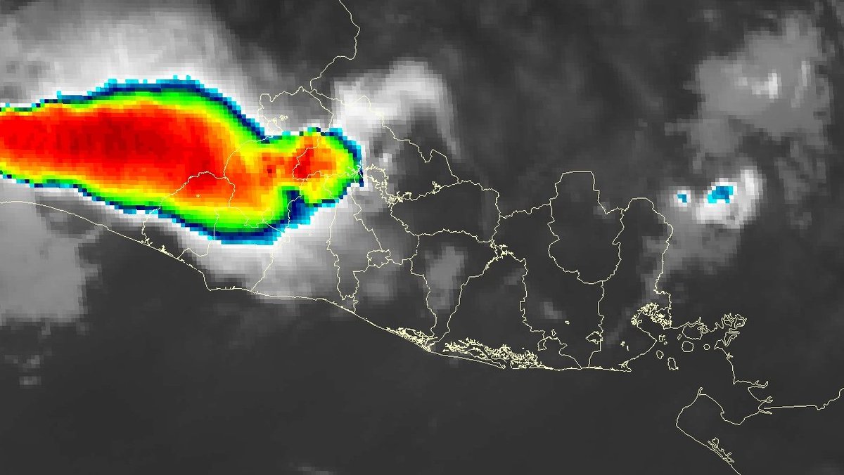 Se registran tormentas eléctricas de fuerte intensidad en Santa Ana y La Libertad. #ClimaSV