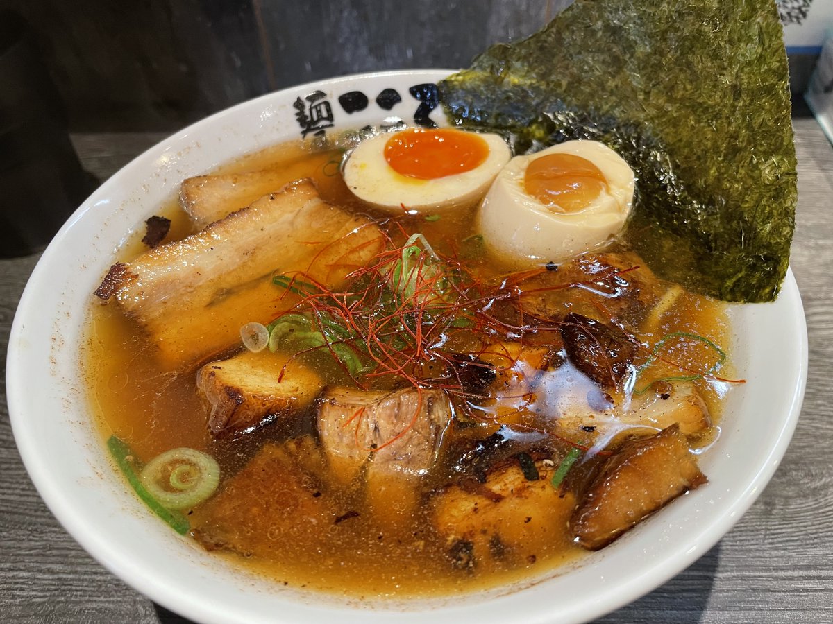 醤油味玉、ゴロゴロチャーシュー＠麺屋こころ蕨店

初めてラーメンを頼みました🍜
なんとラーメンでも追い飯ができるのですね！🍚
味玉がトロットロで丼一杯分食べたい美味しさでした😂🥚
スープも飲み干し完食😋

#ラーメン
#企業公式つぶやき部 
#企業公式相互フォロー