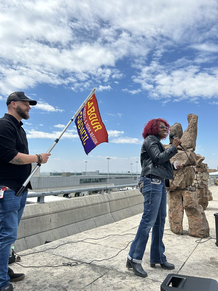 CLC Ont. Reps showed support at the Int. Workers Day Celebration and Living Wage Rally at Pearson Airport. Hosted by @iamawcanada members at the airport, speakers included @iamawgvpdavid, @Lily4Workers, @waltonmom, @PeelLabour, @torontolabour, @140District, @iamaw2323 #YnotYYZ