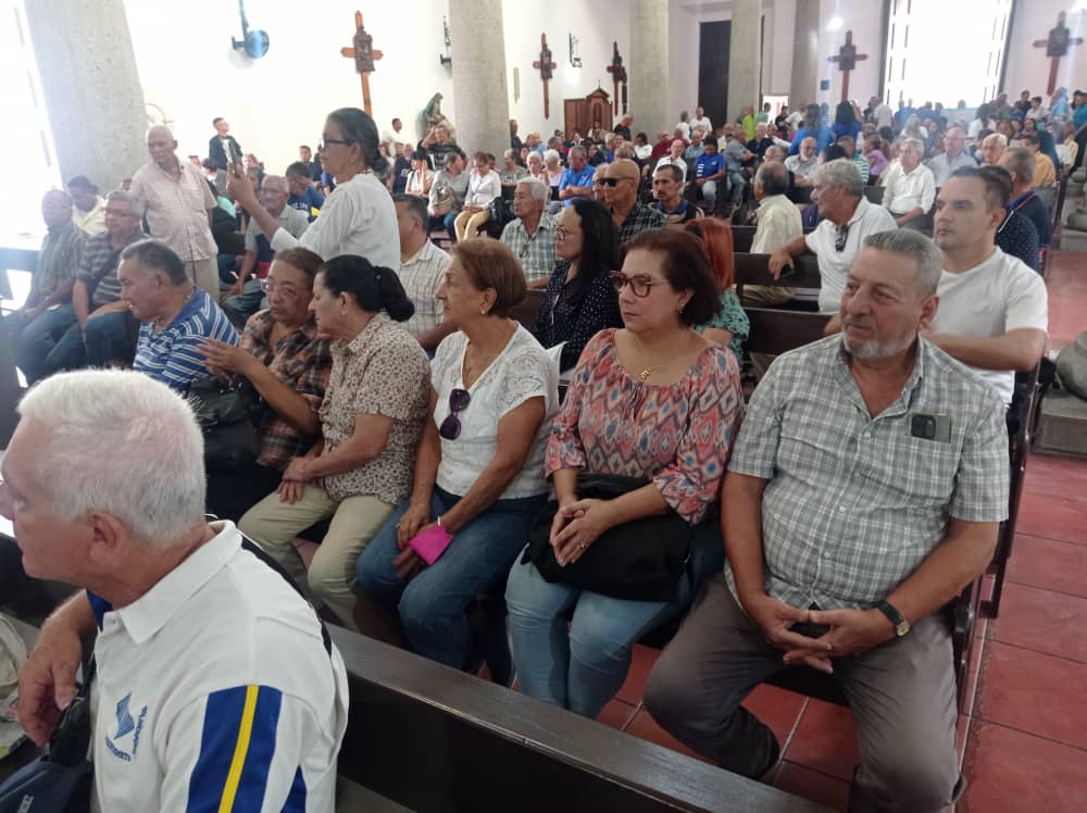 EmiliaMons's tweet image. Nada que celebrar hoy Día del Trabajador en Venezuela, si mucho que exigir, los derechos  Constitucionales se exigen,para muestra aquí estamos en Barquisimeto activos y jubilados exigiendo salarios dignos,protección social e unidad..