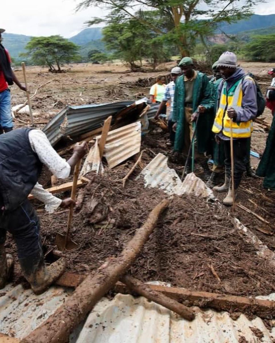 ileystv's tweet image. Ugu yaraan waxaa dhintay 45 qof oo shacab ah kadib markii ROOB dhalliyay daadad xooggan uu ka da'ay qaar ka mid ah magaalooyinka ku yaala bartamaha #Kenya.

Tirada guud ee dadka ku dhintay daadadka Roobabkii da'ayay tan iyo bishii March 2024, ayaa kor u sii dhaafeysa 180 qof.