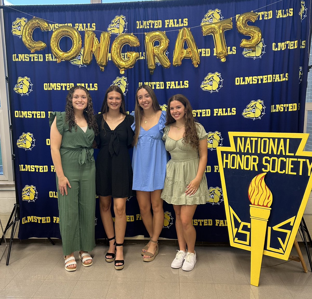ofvolleyball's tweet photo. Many congratulations to our four junior volleyball players Jaelyn Taylor, Ava Ciehanoski, Hayden Hess, and Bella Hollingsworth on their induction into the National Honor Society tonight. At OFHS, this is tough to do and quite an honor. We are very proud of you! 💛💙 https://t.co/EA7muXNOts