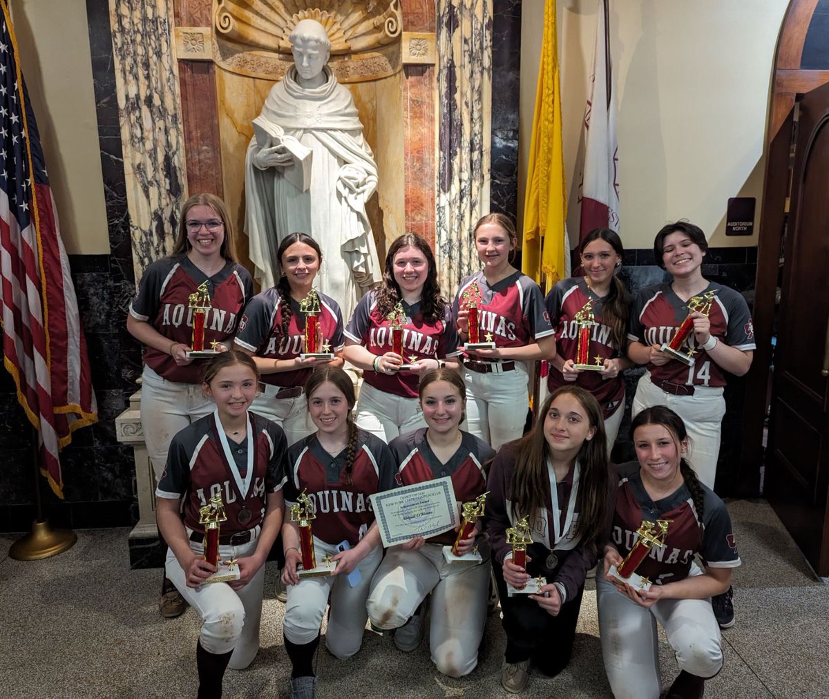 The Aquinas Softball team won the Scholar Athlete Team Award at tonight's award ceremony!🧠📚 With an average GPA of 98.6!🥳 #ScholarAthlete #ScholarTeam #AquinasGirlsSoftball #AQProud @AQ__Athletics @AQInstitute @AQPrincipal @PrimetimeBall_ @SecVAthletics