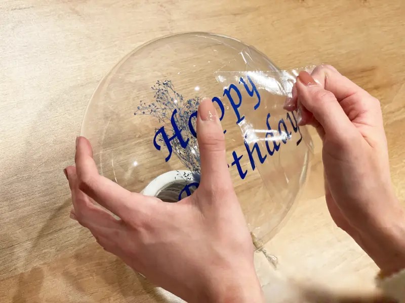 europort_sign's tweet image. 人気のフラワーバルーン（バルーンブーケ）に
ステッカーで文字を入れてみました💐
そのままでも可愛いけど、贈る相手のお名前やメッセージを入れるとより特別感がアップしますね☺️🎀

ステッカーはカッティングマシン「スキャンカット」を使用しました！

詳しい作り方はこちら▽…