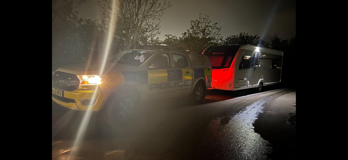 The Rural Crime Taskforce attended a location in Chalfont St Peter this evening, 4x stolen caravans located and seized 👮‍♂️ 

A fuel bowser suspected to be stolen was also seized ⛽️ 

Thank you @CRiSDatabase for your assistance with all the checks ☎️

Recovery yard full ✅