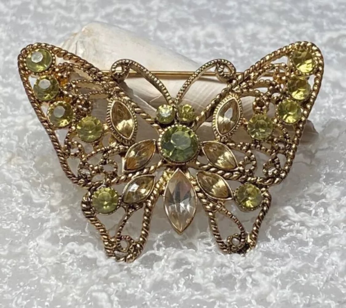 Vintage Butterfly Brooch - Green Rhinestones- Goldtone - Unsigned

ebay.com/itm/1760742642…

#vintagejewelry #butterfly #brooch #pin
#gift #giftformom #gradgift #foryou 🦋