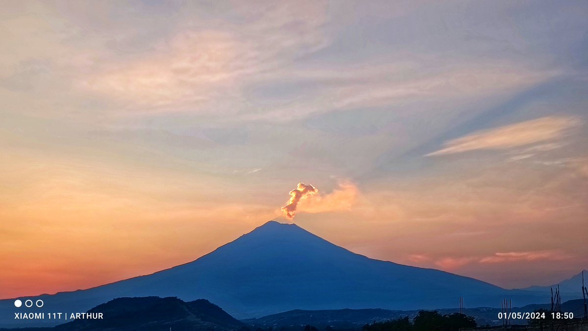 🌄🥵😎 Así el atardecer este caluroso miércoles con el #volcán #Popocatépetl. #Atlixco, #Puebla.