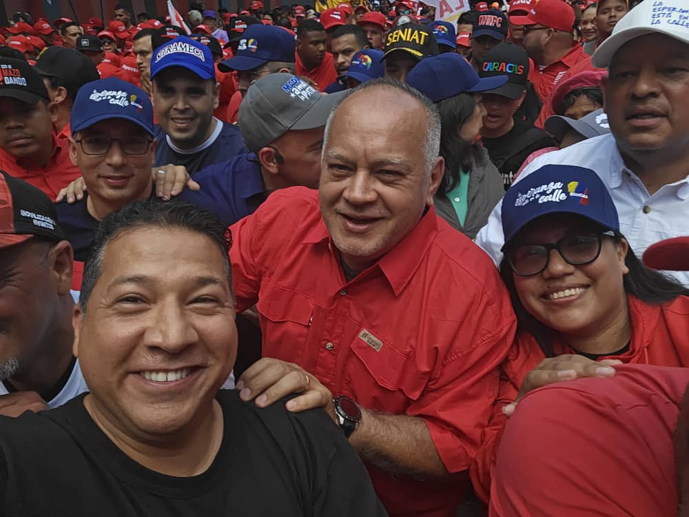 Trabajadores revolucionarios marchamos rumbo a Miraflores, para rememorar una fecha histórica y de reinvindicaciones #DiaDelTrabajador encabezada por nuestro pdte @NicolasMaduro en compañía de autoridades y el poder popular. #MayoDeTransformacion #1Mayo