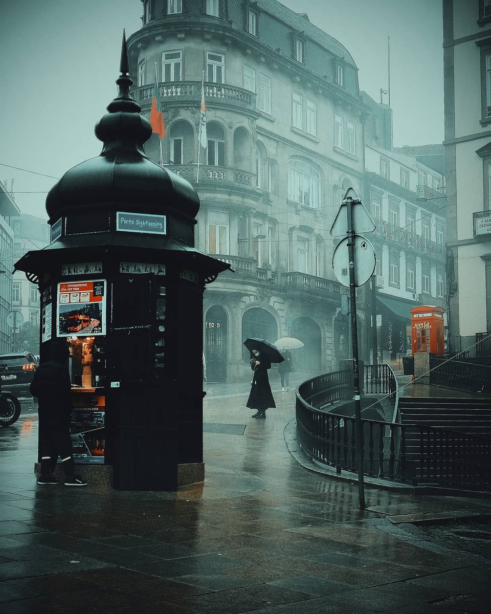 . . ©️ João Bernardino（joao.bernardino） Rainy day in Porto. . .