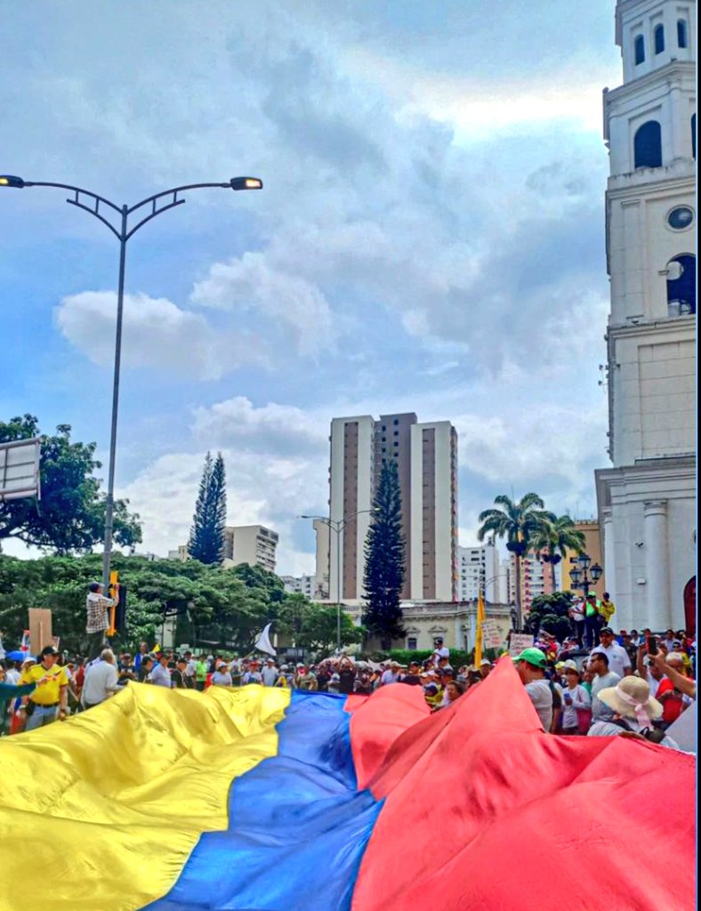 En #Bucaramanga llenamos las calles de amor y lucha 🦋💛 Somos el primer Gobierno Popular y haremos las reformas sociales para que Colombia🇨🇴 cambie. 🌽🧑🏻‍🌾🌱 #LeMarchoAlCambio #YoMarchoConPetro #1Mayo #Trabajadores