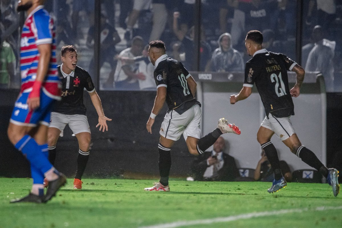 O Vasco nunca perdeu para o Fortaleza jogando em São Januário.

Na história, são nove confrontos com seis vitórias do cruzmaltino.

📸 | Leandro Amorim