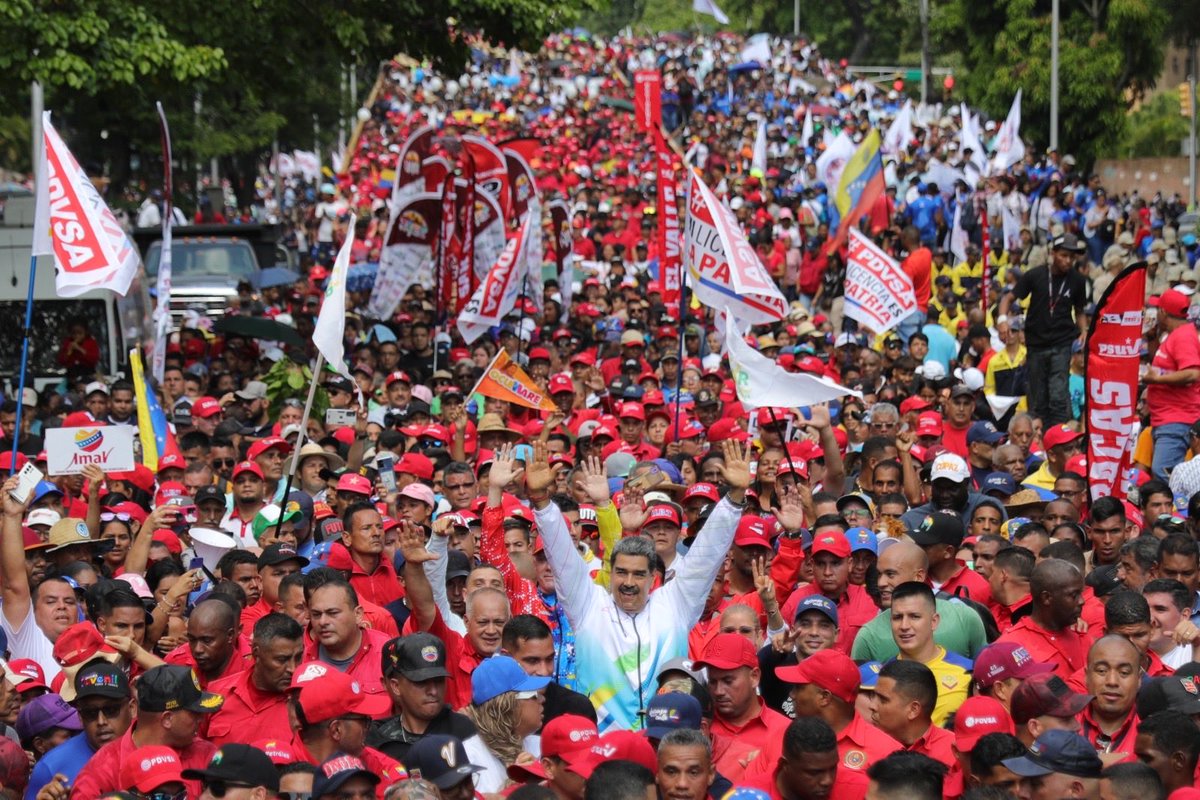 ¿Cuántos presidentes en el mundo pueden encabezar hoy una marcha multitudinaria de la clase obrera el #1DeMayo? ⁦@NicolasMaduro⁩ desde las calles de Caracas, apoyado por decenas de miles de venezolanos y venezolanas, demostró que es un obrero más