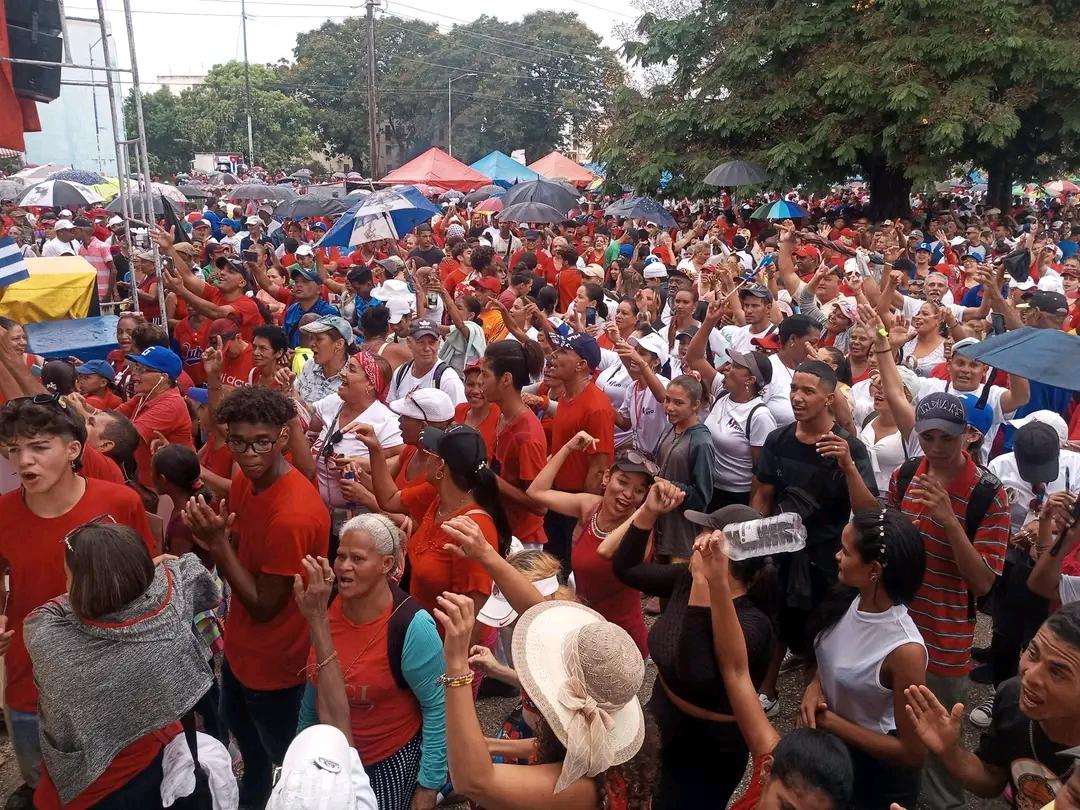 #Bayamo 'Granma está de fiesta, estamos con #Fidel, llegamos a la meta...' #GranmaVencerá