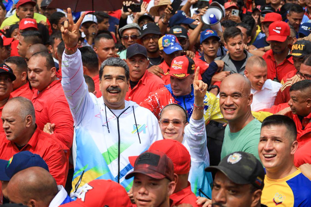 En Venezuela el pueblo salió a las calles a ratificar la defensa de la Revolución Bolivariana. #PorCubaJuntosCreamos