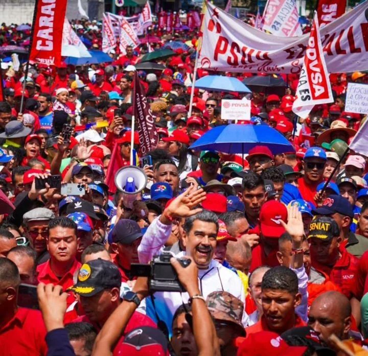 #01May | 🇻🇪 Hoy los trabajadores del IVSS con gran entusiasmo y alegría dijeron presente en la gran marcha por el Día Internacional del Trabajador.
#guaicaipuroconmanodura
#porunseguromássocial
#juntosporcadalatido