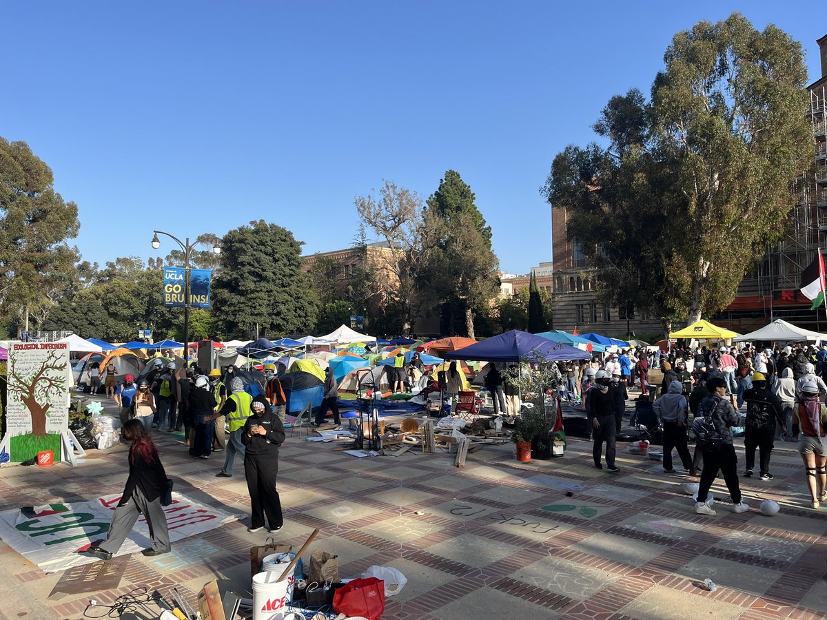 I’m reporting tonight for @latimes from inside the pro-Palestine encampment at UCLA. Most outsiders including media currently being kept out by both protesters and police. Follow this thread for updates.