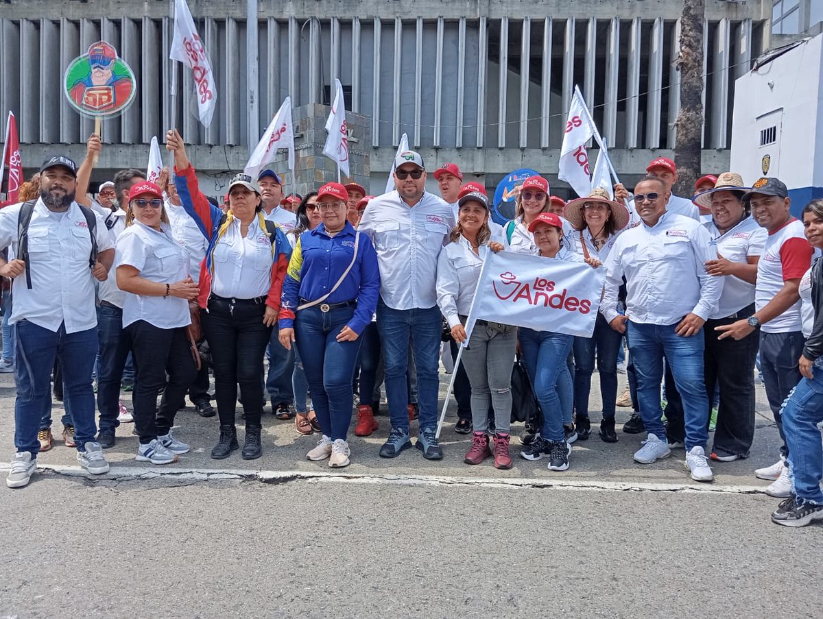 Trabajadores de Lácteos Los Andes participaron este #1May en Gran Marcha por el Día del Trabajador en Caracas. ¡Qué viva nuestra clase trabajadora! #MayoDeTransformación