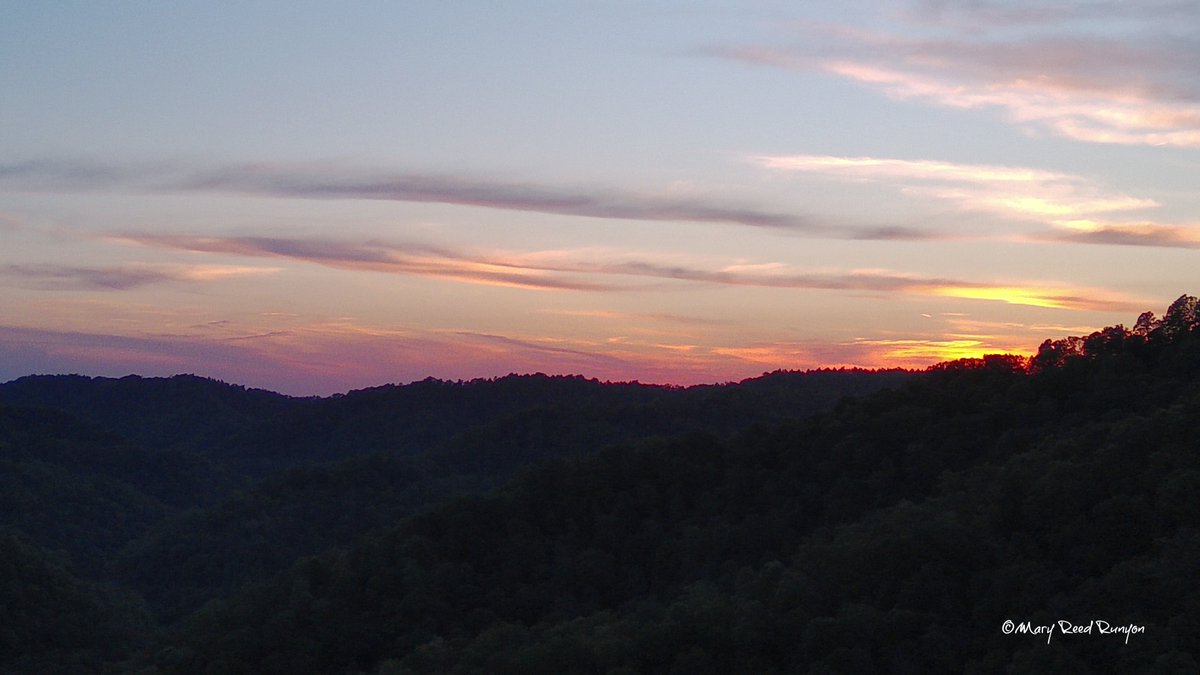 Wow! What a beautiful evening! #HatfieldKY @WYMT @brobwx @WSAZBrandon @SpencerWeather @cjwxguy56 @Kentuckyweather @JoshFitzWx #ekywx #kywx #sekywx