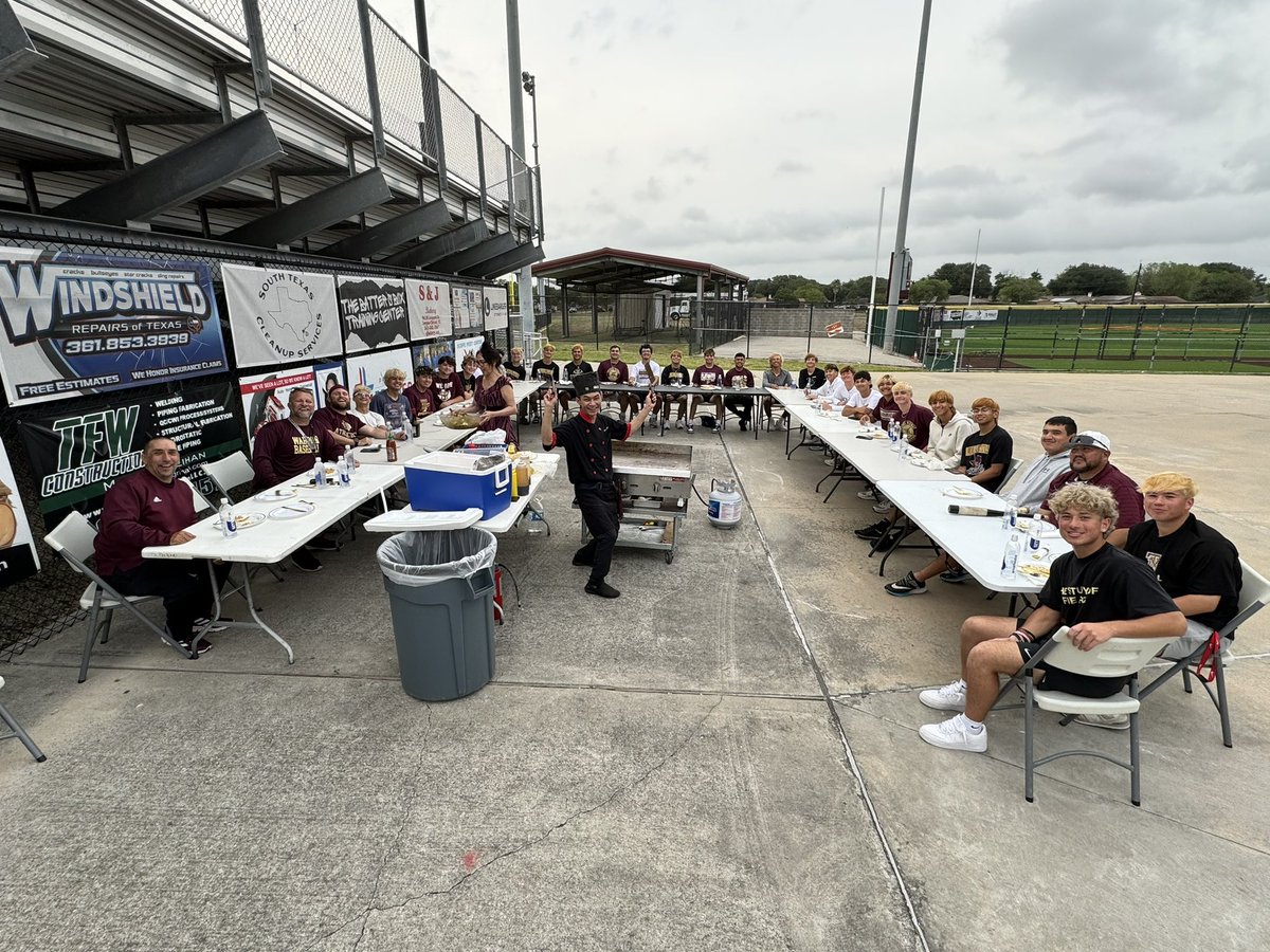Thank you to the McCall Family for providing our <a href="/TMWarriorBSBL/">WarriorBaseball_TM</a> meal this week! #WE 207 #ShowTime <a href="/wmcca11/">WILL MCCALL</a>