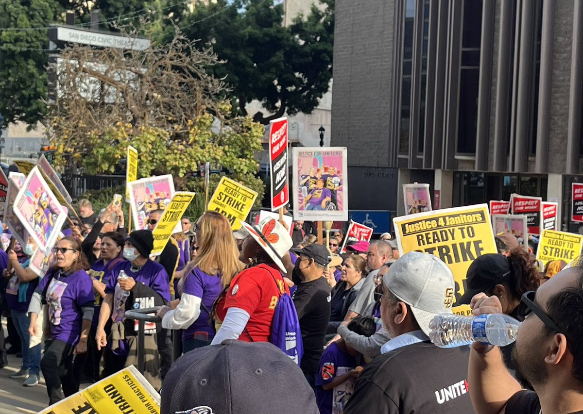 Incredible #MayDay match in San Diego, where @SDLaborCouncil - @UNITEHERE30 - @IATSE122 - @seiuusww are all fighting for a $25 minimum wage in the service and tourism industry! -#UnionizeCalifornia