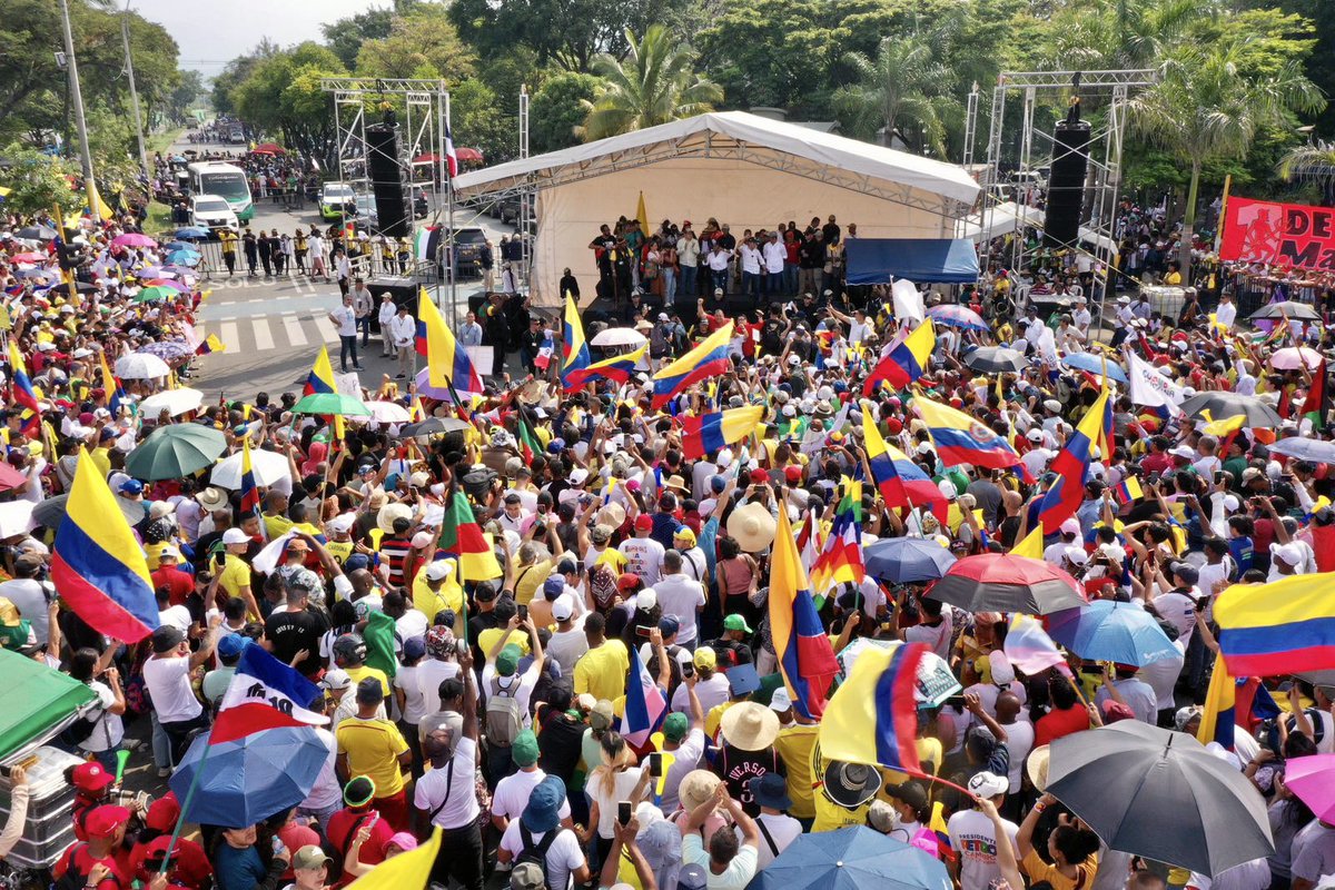 ¡Aquí nadie se rinde carajo, aquí nadie retrocede carajo! Presidente @petrogustavo firmes con usted. Aquí está una mujer negra, hija de mujeres cimarronas que ayudaron a parir la libertad para Colombia. No vamos a traicionar al pueblo, seguimos con el corazón bien puesto y con…