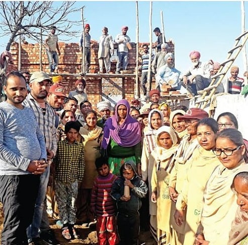 In India, there are many people who are not able to build their home.For such people,Ram Rahim initiates Aashiyana muhim, under which Dera Sacha Sauda volunteers provide them Homely Shelter by building free homes for them. #HopeForHomeless