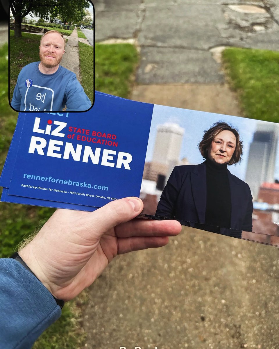 A lil rain then some sun to get out the vote for @RennerforNE, a future board member who will support teachers & all students. And voters loved hearing Liz believes public dollars go to public schools. 1/🧵