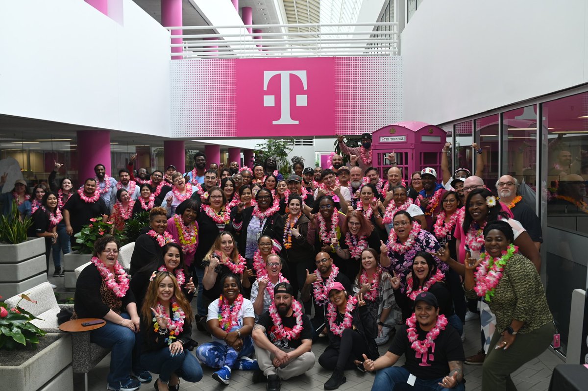 It’s #LeiDay 🌺 
We had to show out 💕

#TeamMagenta