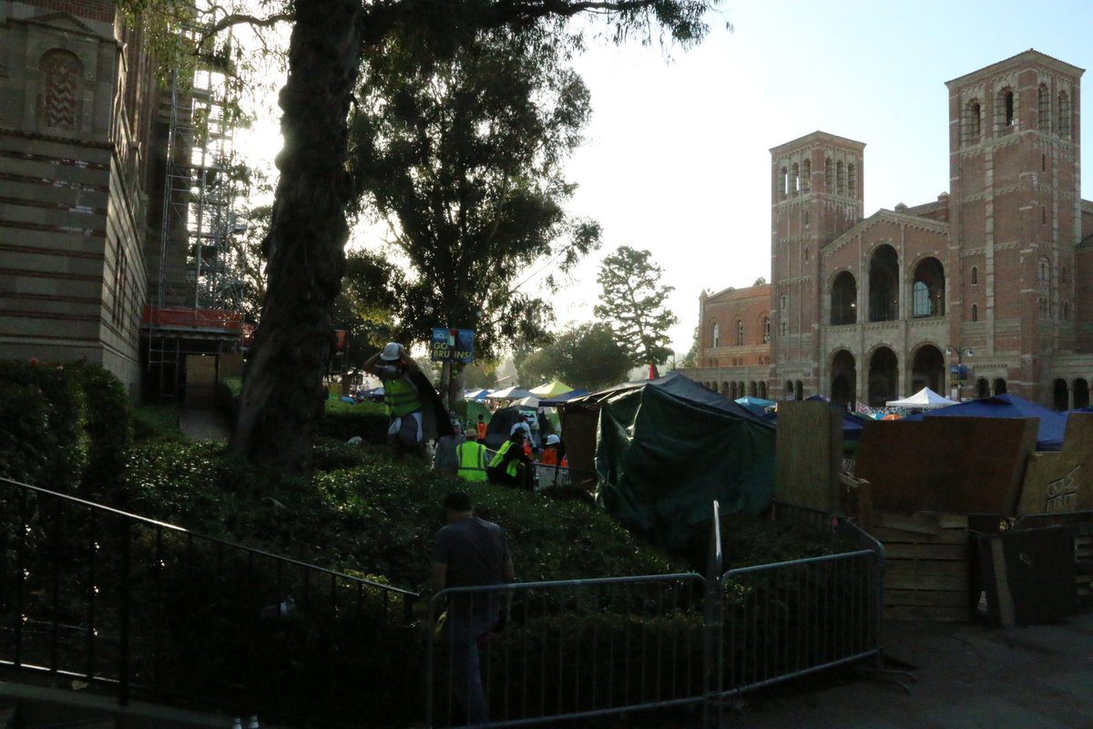 #UCLAProtest Unlawful assembly announcement given 1/2 dozen times. Multiple police agencies with Mobile Field Forces stands ready to clear encampment and or make arrests. EST 400 people in area. @knxnews