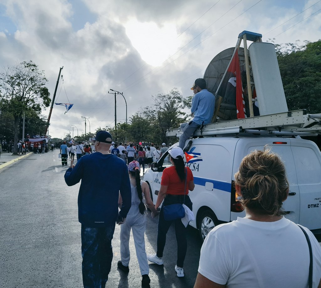 De júbilo hoy los trabajadores de #Etecsa_Varadero nos reunimos y celebramos el #DíaInternacionalDeLosTrabajadores en un desfile colorido y enérgico, reafirmando nuestro compromiso con la #Revolución,construyendo un futuro próspero #Matanzas 
#1Mayo
#Cuba
#PorCubaJuntosCreamos