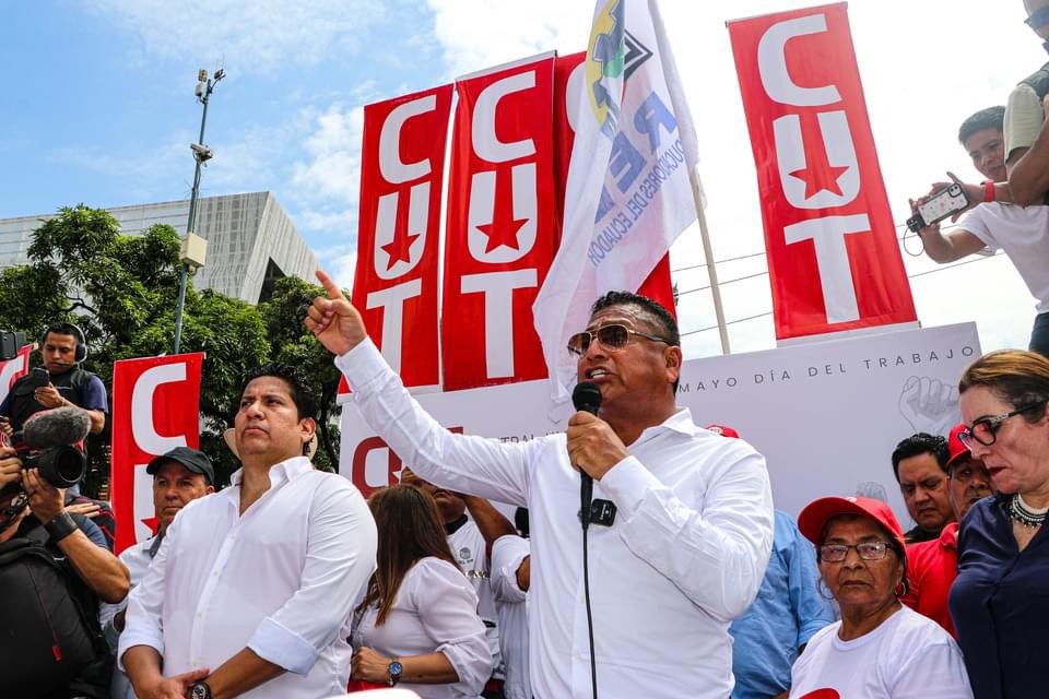 ¡𝗘𝗹 𝗺𝗮𝗴𝗶𝘀𝘁𝗲𝗿𝗶𝗼 𝗺á𝘀 𝗳𝘂𝗲𝗿𝘁𝗲 𝘆 𝗳𝗶𝗿𝗺𝗲 𝗾𝘂𝗲 𝗻𝘂𝗻𝗰𝗮!
Hoy participamos junto a organizaciones sindicales y gremiales en la movilización para conmemorar el #DíadelTrabajador.
Durante mi intervención resalté las necesidades que enfrenta el sistema educativo