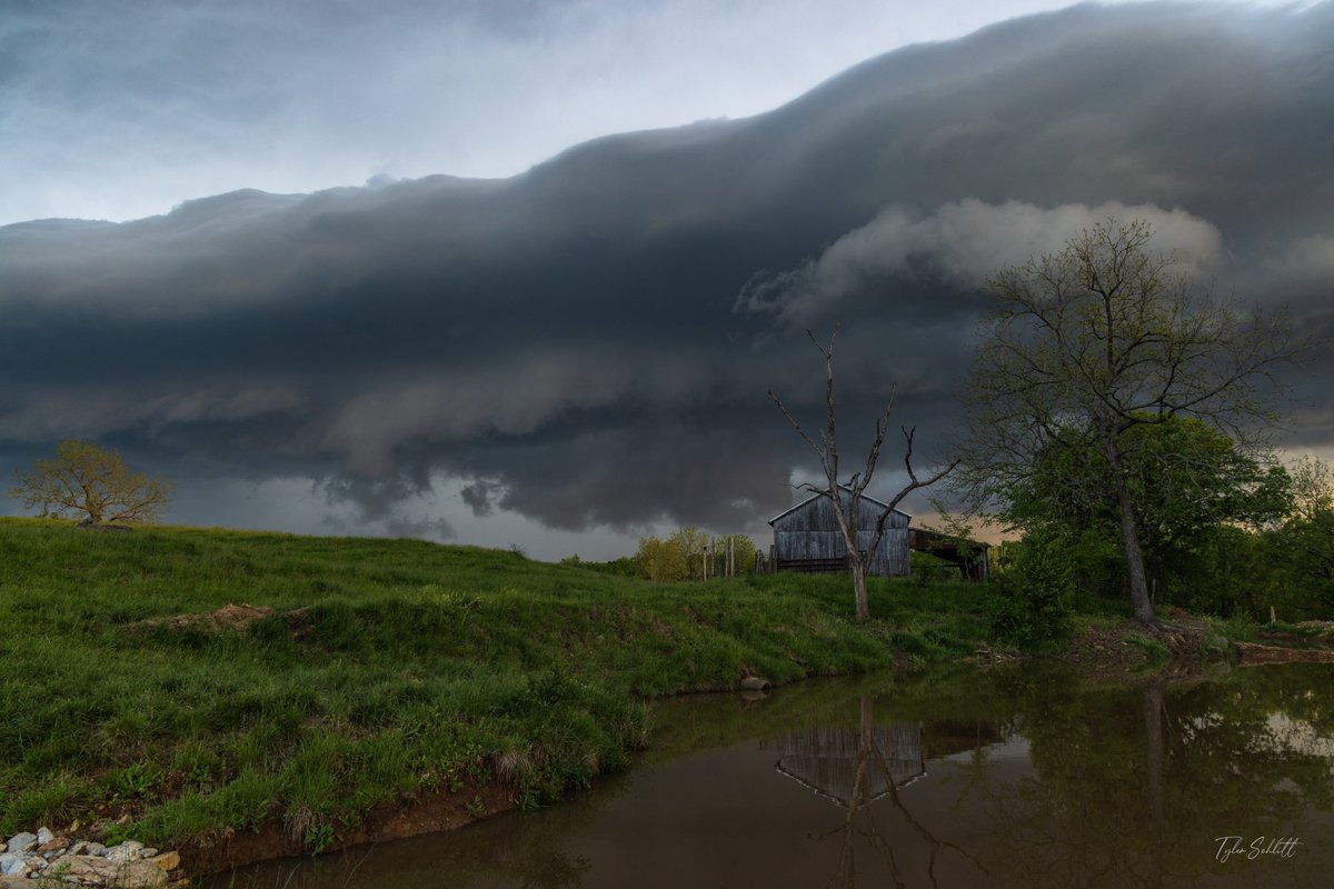 Good looking shelf cloud just came over the farm about an hour ago in #washmo. #mowx #canon