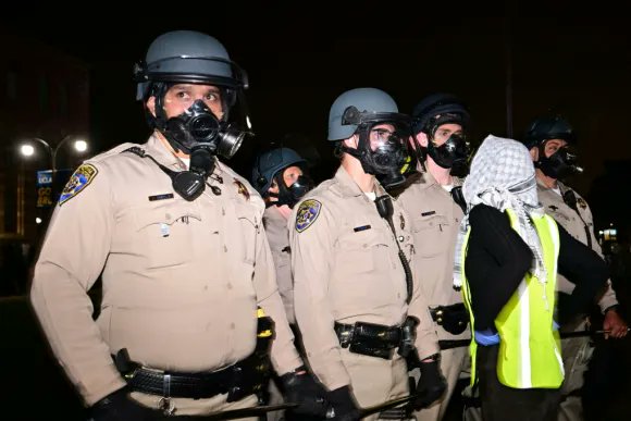 🚨Brutalidad y agresividad contra estudiantes universitarios en Estados Unidos por su solidaridad con 🇵🇸 👉 #SOSUSA “Hemos visto .. traumatismos craneoencefálicos graves, conmociones cerebrales, alguien que quedó inconsciente en el campamento a manos de la policía..