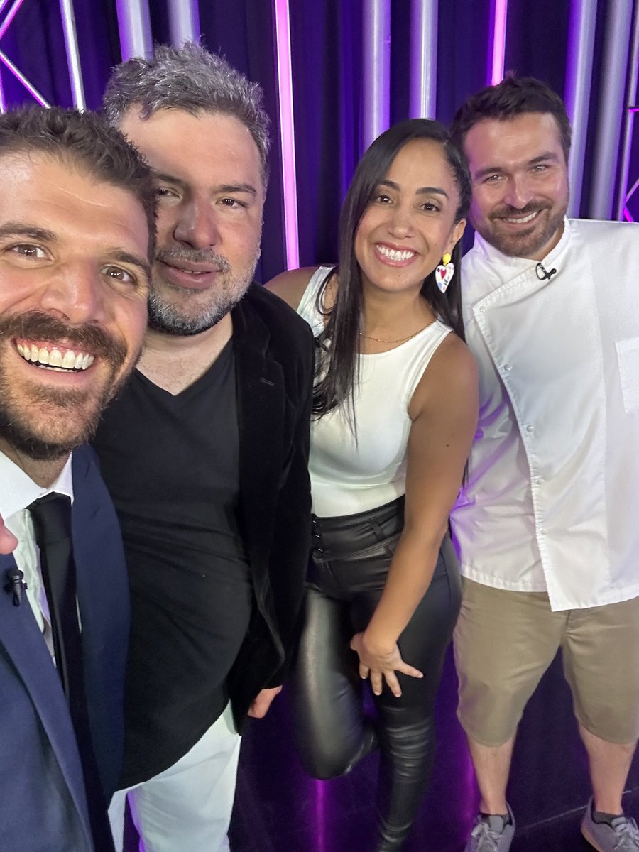 HOY, HACE un AÑO,sin saberlo, EMPECÉ uno de los viajes más INCREÍBLES de mi vida 📺🥹
GRACIAS a TOD@s los que son, han sido parte y serán parte de @GranChefFamosos 💚
(Este Selfie fue algo así como el principio D TODO🥹) 
Vamos por más 🔥
#LargaVidaAlGranChef 
#ElGranChefFamosos