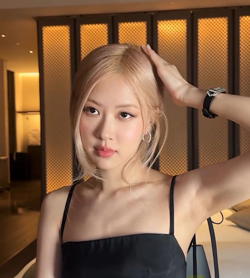 Ohhh. She's wearing TnC watch. She attended TnC event for sure. 

#ROSÉ #로제