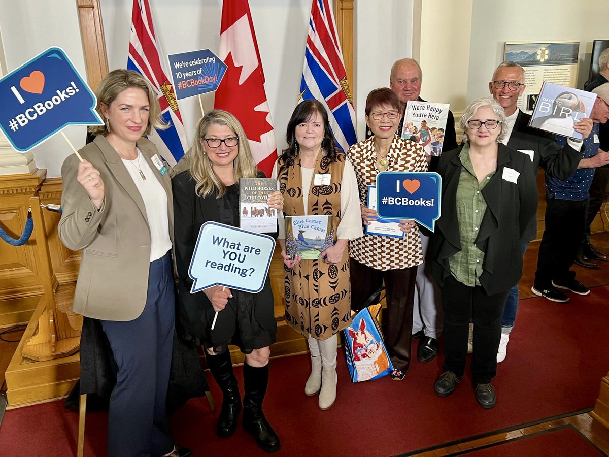 1/2 📖 Thank you to @BooksBC_ for joining us at the Hall of Honour to celebrate Creative Industries Week!

Our #BC gov’t announced that April 23rd is #BCBookDay & this year, we celebrated 10 years!

@lanapopham @BCNDPCaucus @Teresa_Wat @BCLegislature #BCPoli #BCBooks #ReadLocalBC