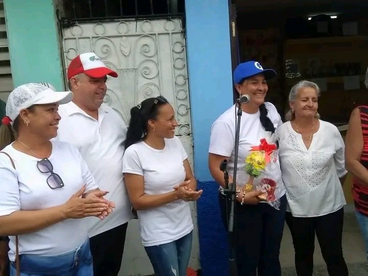 Hoy me sentí en este barrio como en el que nací y me crié. Hubo muchas emociones y alegrías con la reapertura de la bodega en el Reparto Camilo Cienfuegos en #Bayamo.Compartimos con su gente linda y agradecida. ¡Seguiremos trabajando duro por un Granma mejor! #GranmaVencerá