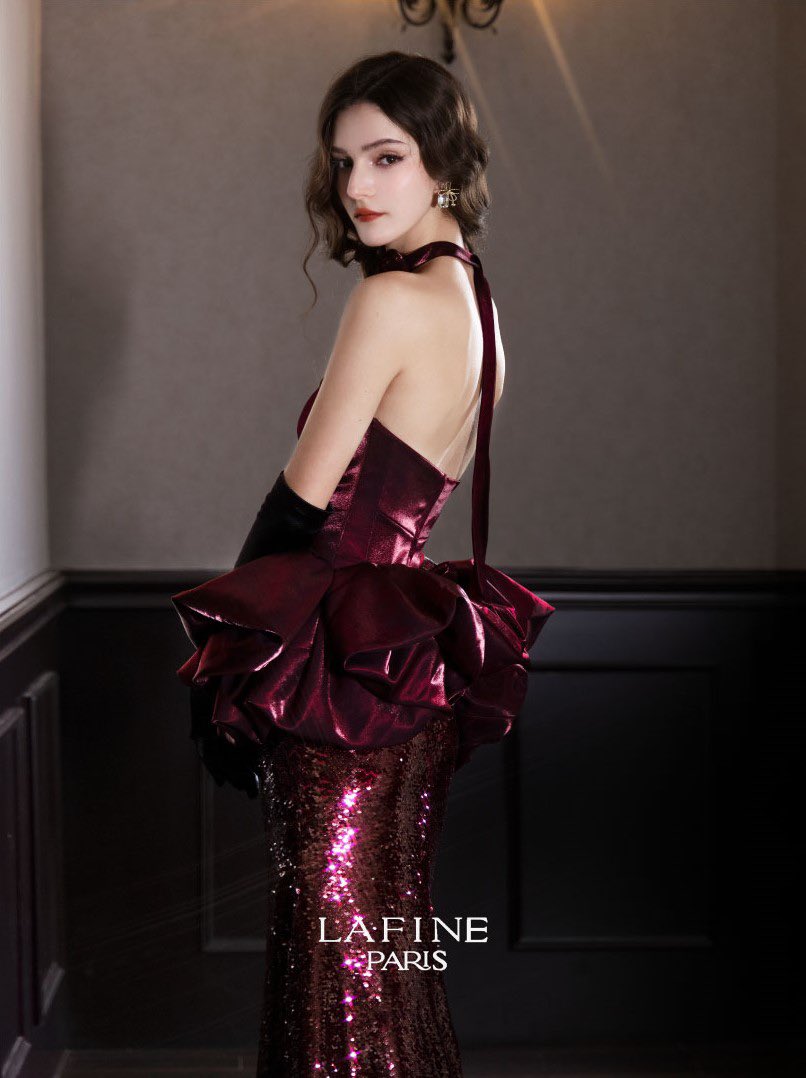 Lafine_bridal's tweet image. Steal the spotlight! 🌟 Our strap V neckline mermaid dress combines handmade velvet, luxurious sequins, and a sleek design. Ready to dazzle? #FashionForward #ElegantEnsemble#FashionStatement
#LuxuryWear
#DressToImpress
#Fashionista
#StyleInspiration
#GlamourGoals