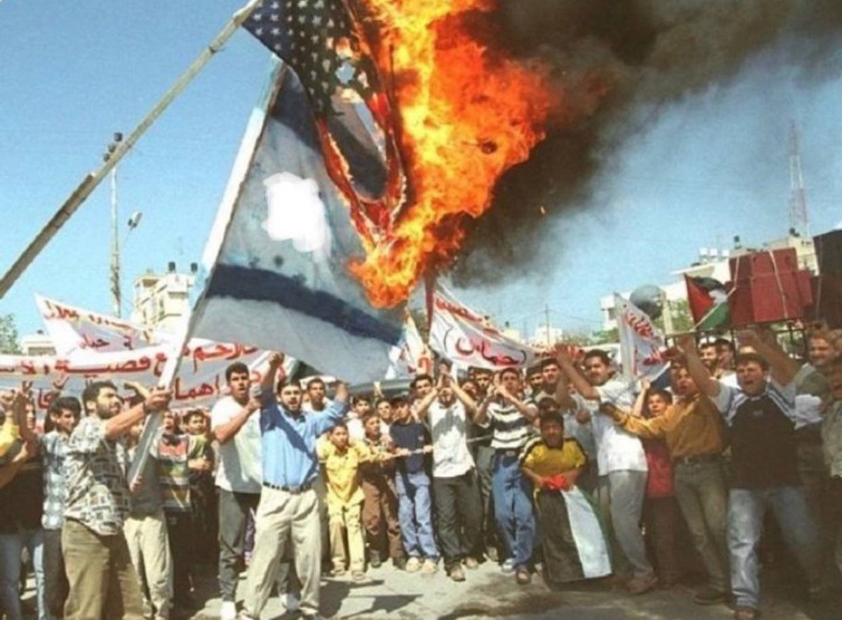 May 25, 2000 🇱🇧🇵🇸 Gazans celebrating the liberation of South Lebanon from 'israeli' occupation. InshaAllah, Palestine is next