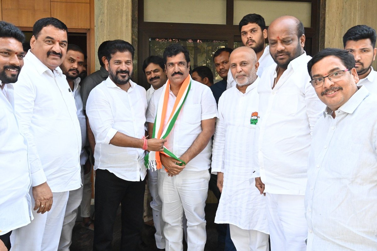BIG BREAKING ➖ Telangana Vanasthalipuram Division BJP Corporator Venkateswara Reddy joined the Congress Party in the presence of CM Revanth Reddy. #RevanthReddy @revanth_anumula #LokSabhaElections2024
