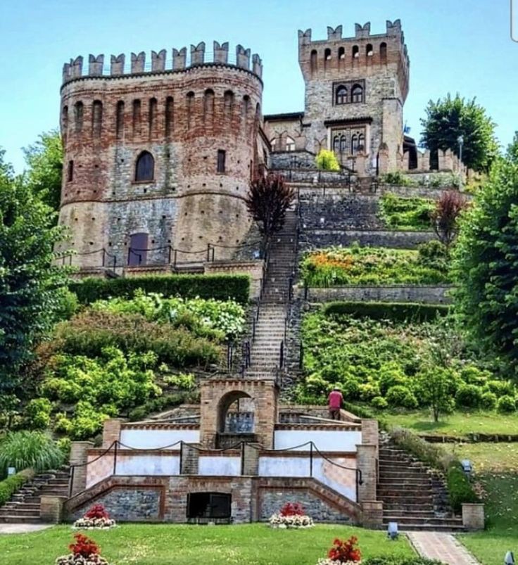 Buongiorno e buon giovedì a tutti, ma proprio tutti!!! 📷 La Rocca di Montalfeo (Pavia)