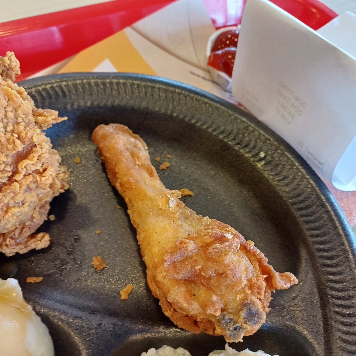 El pollo gringo tiene problemas de desnutrición cronica comparado con el pollo guatemalteco.

Hay dios una miseria de pollo y de complementos que salí como hambre de ese restaurante.