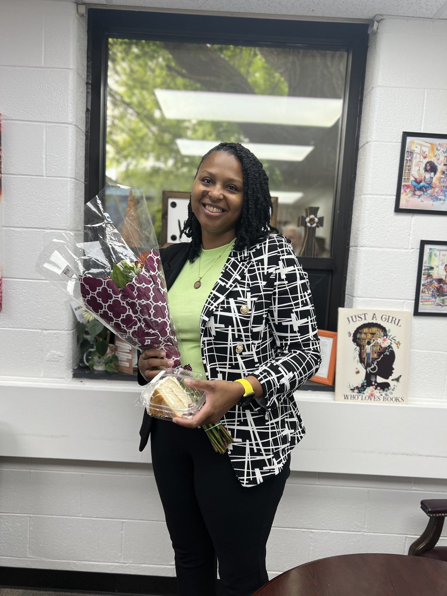 Congratulations to Benjamin Syms’ 23-24 SY Support Employee of the Year!Mrs. Sha’Ron Radford!!! An honor earned and well deserved. #SpartanStrong <a href="/BenSymsMS/">Benjamin Syms MS</a> <a href="/HamptonCSchools/">Hampton City Schools</a>