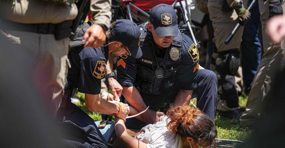 Manifestaciones sacuden las universidades, detenciones, medidas administrativas y supresión de la libertad de expresión matizan los últimos días en los EEUU. Doble moral y brutalidad eso si #SOSEEUU #DeZurdaTeam @IzquierdaPinera