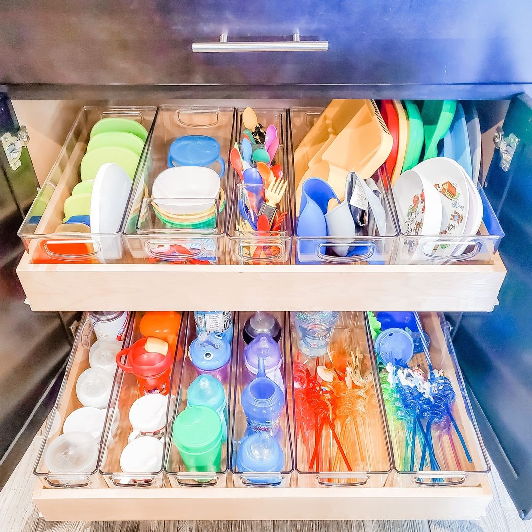 Mealtime made easy! 🍽️✨ By organizing kids' utensils, plates, and sippy cups in plain sight you can turn chaos into calm 💙 📷: brightlyorganized #iDLiveSimply #KidsOrganization #Organization